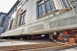 持ちあげて移動