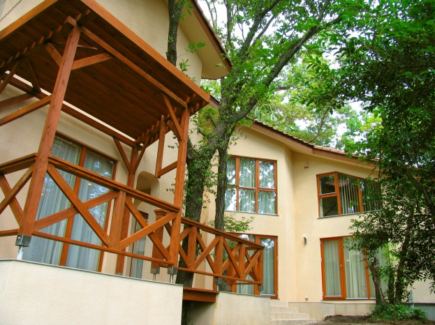 ウェルダンノーブルハウス　木製バルコニー